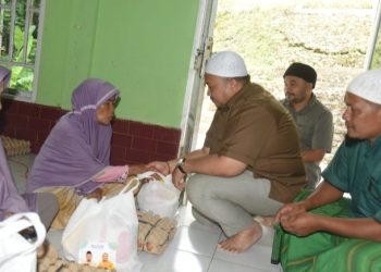 Bupati Tapsel Dolly Pasaribu menyerahkan bantuan sembako pada masyarakat Kampung Hutaimbaru Desa Luat lombang. (Laid)