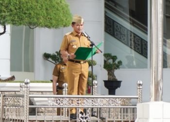 Penjabat (Pj) Gubernur Sumatera Utara (Sumut) Hassanudin memimpin apel pagi setelah libur bersama dalam rangka Hari Raya Idulfitri 1445 H di halaman Kantor Gubernur Sumut, Jalan Pangeran Diponegoro 30 Medan, Selasa (16/4). Apel tersebut diikuti seluruh pegawai negeri sipil (PNS) di lingkungan Pemerintah Provinsi (Pemprov) Sumut. (DISKOMINFO SUMUT)