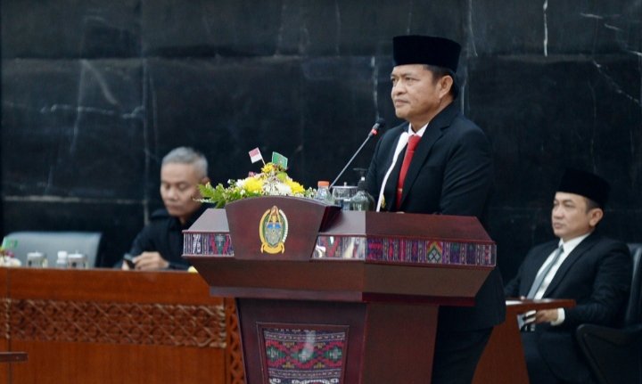 Pj Gubernur Sumatera Utara (Sumut) Hassanudin menghadiri dan menyampaikan pidato pada Rapat Paripurna dalam rangka memperingati HUT ke-76 Provinsi Sumut di Gedung Paripurna DPRD Sumut Jalan Imam Bonjol Medan, Rabu (17/4). (Diskominfo Provsu)