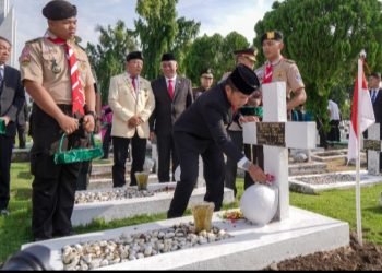 Penjabat (Pj) Gubernur Sumatera Utara (Sumut) Hassanudin memimpin ziarah ke makam para pemimpin terdahulu hingga pahlawan Sumut, di Taman Makam Pahlawan Bukit Barisan, Jalan Sisingamangaraja, Medan, Rabu (17/4). Kegiatan ini merupakan bentuk penghargaan kepada para pemimpin Sumut, pada peringatan Hari Ulang Tahun (HUT) ke-76 Provinsi Sumut. (DISKOMINFO SUMUT)

 