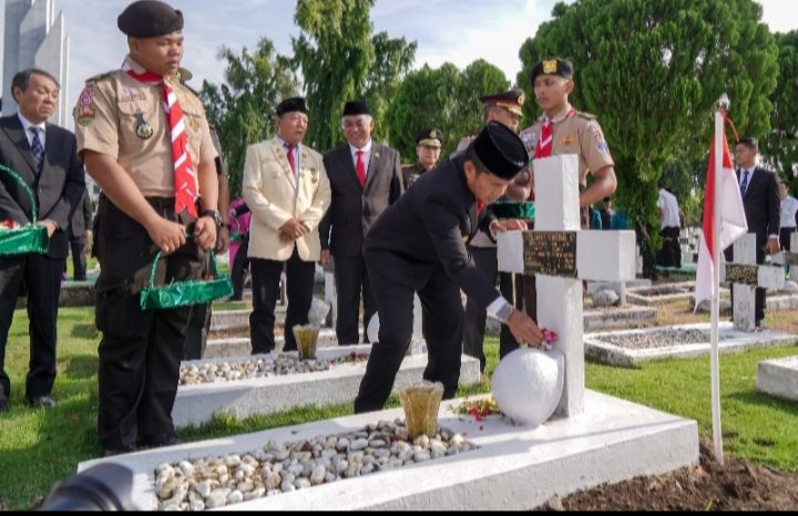 Penjabat (Pj) Gubernur Sumatera Utara (Sumut) Hassanudin memimpin ziarah ke makam para pemimpin terdahulu hingga pahlawan Sumut, di Taman Makam Pahlawan Bukit Barisan, Jalan Sisingamangaraja, Medan, Rabu (17/4). Kegiatan ini merupakan bentuk penghargaan kepada para pemimpin Sumut, pada peringatan Hari Ulang Tahun (HUT) ke-76 Provinsi Sumut. (DISKOMINFO SUMUT)

 