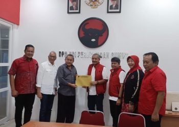 Edy Rahmayadi melalui tim mengambil formulir pendaftaran Cagub Sumut 2024, di Kantor DPD PDIP Sumut, Sabtu (20/4/2024). 