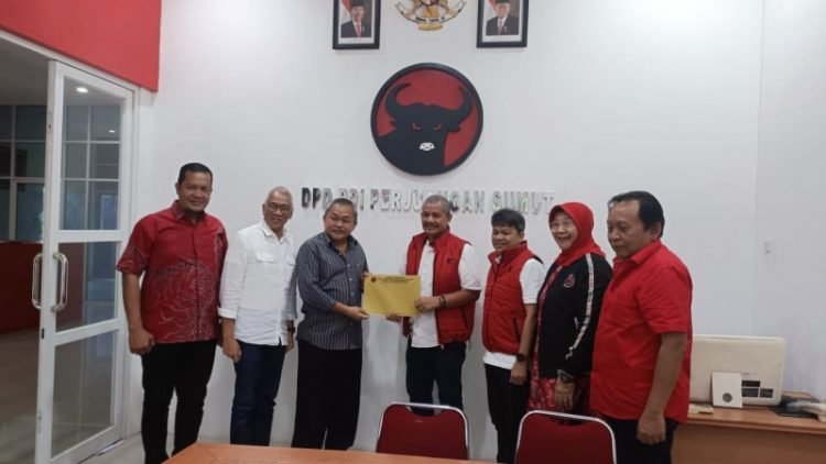 Edy Rahmayadi melalui tim mengambil formulir pendaftaran Cagub Sumut 2024, di Kantor DPD PDIP Sumut, Sabtu (20/4/2024). 