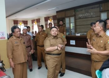 Bupati  Tapsel Dolly Pasaribu melakukan kunjungan ke beberapa OPD meninjau kehadiran ASN, Selasa (16/4). (IST)