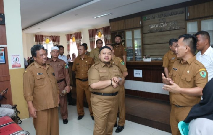 Bupati Tapsel Dolly Pasaribu melakukan kunjungan ke beberapa OPD meninjau kehadiran ASN, Selasa (16/4). (IST)