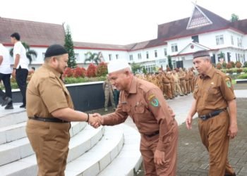 Bupati Tapsel Dolly Pasaribu foto beersama dengan pimpinan OPD dan ASN Tapsel. (IST)