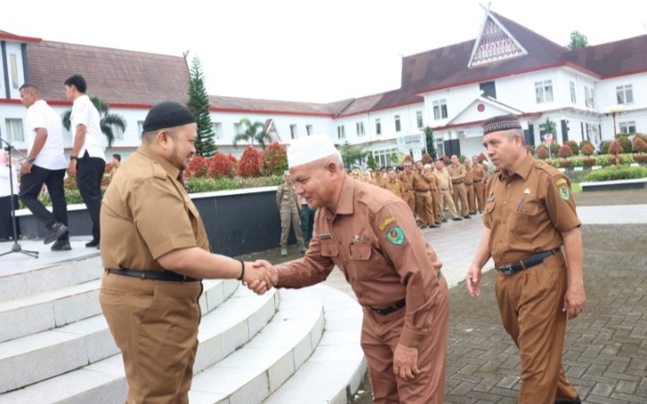 Bupati Tapsel Dolly Pasaribu foto beersama dengan pimpinan OPD dan ASN Tapsel. (IST)