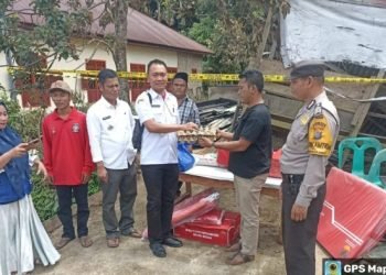 Bupati Tapsel melalui Dinas Sosial dan BPBD  menyantuni keluarga musibah kebakaran di desa Panobasan Tapsel. (IST)