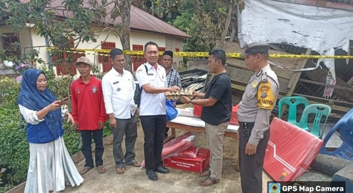 Bupati Tapsel melalui Dinas Sosial dan BPBD  menyantuni keluarga musibah kebakaran di desa Panobasan Tapsel. (IST)