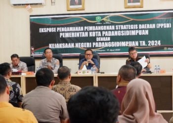 Plt Sekretaris Daerah Kota Padangsidimpuan Roni Gunawan Rambe mengikuti Ekspose Kegiatan Pengamanan Pembangunan Strategis Daerah (PPSD) Kota Padangsidimpuan dengan Kejaksaan Negeri Padangsidimpuan tahun 2024 yang dilaksanakan di kantor Kajari Padangsidimpuan, Kamus (18/04/24).(IST)