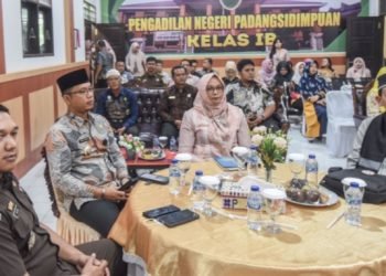 Plt. Sekretaris Kota Padangsidimpuan, Roni Gunawan Rambe pada Halal Bi Halal bersama keluarga besar Pengadilan Negeri (PN) Kota Padangsidimpuan (18/04/24). (IST)