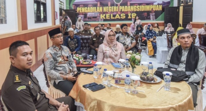 Plt. Sekretaris Kota Padangsidimpuan, Roni Gunawan Rambe pada Halal Bi Halal bersama keluarga besar Pengadilan Negeri (PN) Kota Padangsidimpuan (18/04/24). (IST)
