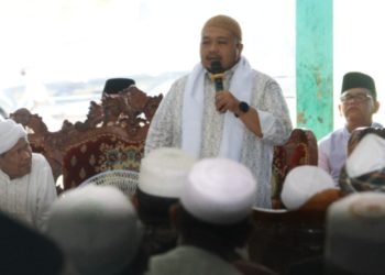 Bupati Tapsel Dolly Pasaribu memberikan sambutan pada acara halal bihalal Majelis Ulama Indonesia (MUI) Kabupaten Tapsel bersama ormas Islam, ormas kepemudaan Islam dan pimpinan Pondok Pesantren se-Tapsel di Pondok Pesantren Mangaraja Panusunan Achir Hasibuan, Desa Pargarutan Jae, Kecamatan Angkola Timur, Sabtu (20/4). (IST)