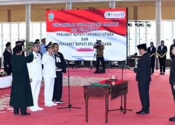 Penjabat (Pj) Gubernur Sumatera Utara (Sumut) Hassanudin melantik Wirya Alrahman sebagai Pj Bupati Deliserdang dan Dimposma Sihombing sebagai Pj Bupati Tapanuli Utara (Taput)  di Aula Tengku Rizal Nurdin, Rumah Dinas Gubernur, Jalan Jenderal Sudirman Nomor 41, Medan, Selasa (23/4). (Diskominfo Sumut)