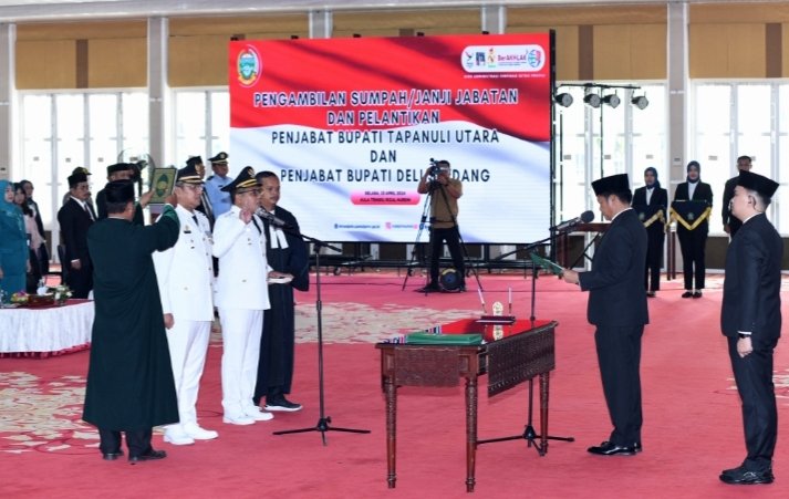 Penjabat (Pj) Gubernur Sumatera Utara (Sumut) Hassanudin melantik Wirya Alrahman sebagai Pj Bupati Deliserdang dan Dimposma Sihombing sebagai Pj Bupati Tapanuli Utara (Taput)  di Aula Tengku Rizal Nurdin, Rumah Dinas Gubernur, Jalan Jenderal Sudirman Nomor 41, Medan, Selasa (23/4). (Diskominfo Sumut)