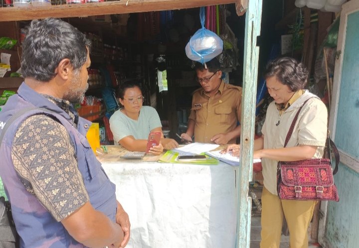 Kabid. TPH Amrol Sitorus Bersama Tim sedang melakukan sidak pada salah satu kios di Lbn.Datu Kec.Porsea. (IST)