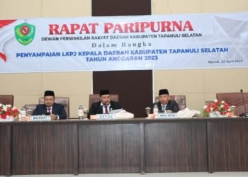 Bupati Tapsel  Dolly Pasaribu,saat menyampaikan LKPJ Kepala Daerah tahun anggaran 2023 ke Dewan Perwakilan Rakyat Daerah (DPRD) di aula sidang paripurna DPRD Tapsel, Komplek Perkantoran Pemerintahan Tapanuli Selatan, Jalan Prof Lafran Pane, Sipirok, Senin (22/4). (IST)