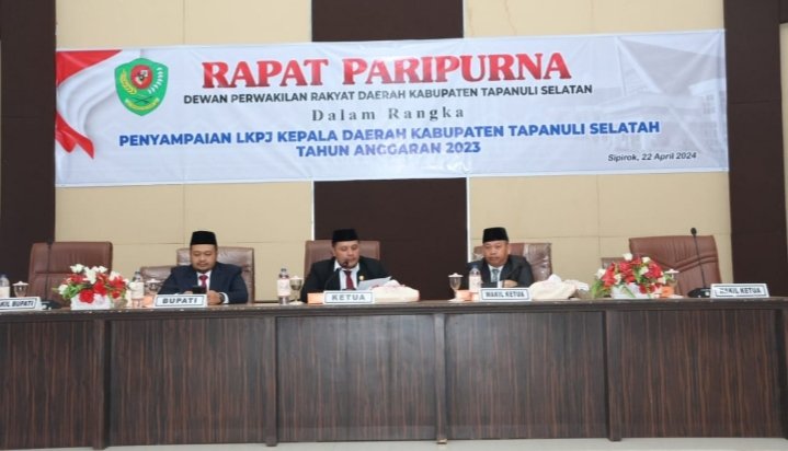Bupati Tapsel Dolly Pasaribu,saat menyampaikan LKPJ Kepala Daerah tahun anggaran 2023 ke Dewan Perwakilan Rakyat Daerah (DPRD) di aula sidang paripurna DPRD Tapsel, Komplek Perkantoran Pemerintahan Tapanuli Selatan, Jalan Prof Lafran Pane, Sipirok, Senin (22/4). (IST)