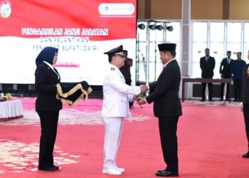 Penjabat (Pj) Gubernur Sumatera Utara (Sumut) Hassanudin melantik Surung Charles Lamhot Bantjin sebagai Pj Bupati Dairi, di Aula Tengku Rizal Nurdin, Rumah Dinas Gubernur, Jalan Jenderal Sudirman Nomor 41, Medan, Jumat (26/4). (Diskominfo Sumut)