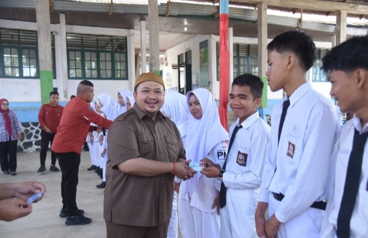 Bupati Tapsel Dolly Pasaribu saat menyerahkan e-KTP pada Siswadi SMAN 1 Angkola Barat Kabupaten Tapsel. (IST)