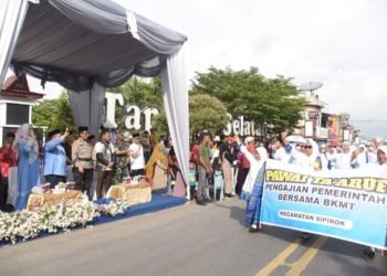Bupati Tapsel Dolly Pasaribu dan Nyoya Rosalina Pasaribu dan Muspida menyambut peserta pawai Taruf MTQ ke 56 Tapsel. (IST)