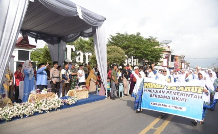 Bupati Tapsel Dolly Pasaribu dan Nyoya Rosalina Pasaribu dan Muspida menyambut peserta pawai Taruf MTQ ke 56 Tapsel. (IST)