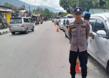 Antrian panjang di Pelabuhan Tomok, Samosir.