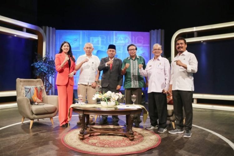 Asisten Pemerintahan dan Kesejahteraan Rakyat Provinsi Sumatera Utara (Sumut) Basarin Yunus Tanjung menghadiri Dialog Publik dalam rangka Perayaan HUT Ke-76 Provinsi Sumut Tahun 2024 di Studio TVRI Sumut, Jalan Yos Sudarso Medan, Rabu (17/4). (Diskominfo Sumut)
