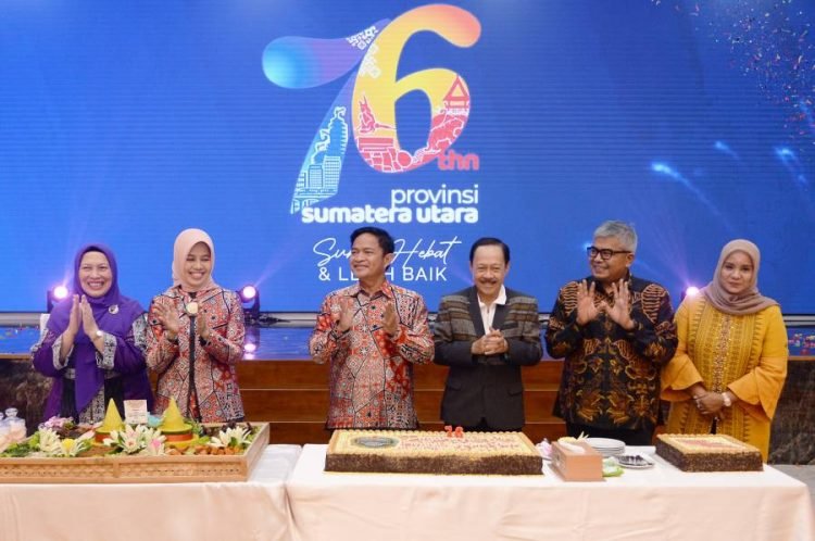 Pj Gubernur Sumatera Utara (Sumut) Hassanudin menghadiri Syukuran dalam rangka Peringatan Hari Jadi Ke-76 Provinsi Sumut Tahun 2024 di Aula Raja Inal Siregar, Lantai 2, Kantor Gubernur Sumut Jalan Diponegoro Nomor 30 Medan, Kamis (18/4). (Diskominfo Provsu)
