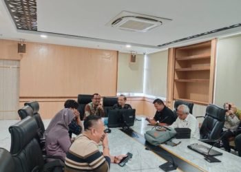 Kepala Biro Kesejahteraan Setdapov Sumut Juliadi Zurdani Harahap bersama Kepala Dinas Komunikasi dan Informatika Provinsi Sumut Ilyas Sitorus saat Konferensi Pers bersama wartawan terkait Peringatan Hari Jadi Sumut ke-76, yang difasilitasi Dinas Kominfo Sumut, di Kantor Gubernur Sumut, Jalan Diponegoro Nomor 30 Medan, Kamis (4/4). (DISKOMINFO SUMUT)