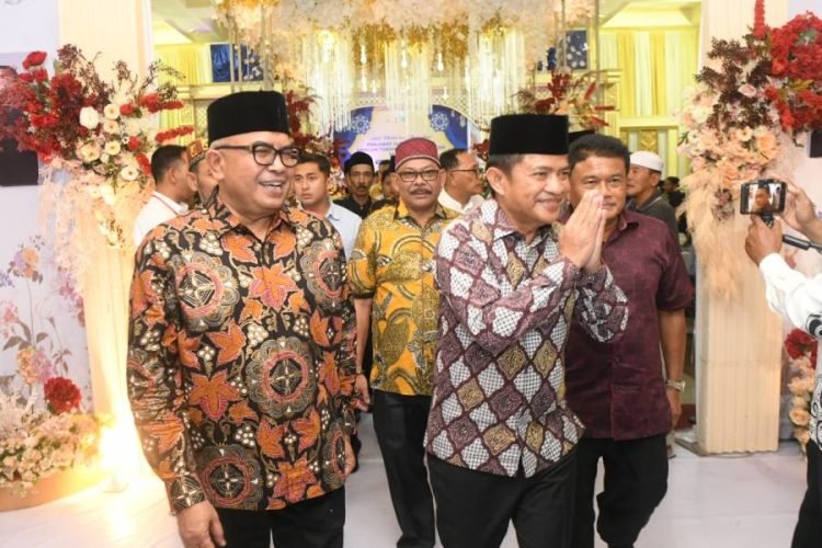 Pj Gubernur Sumatera Utara Hassanudin bersilaturahmi bersama Pj Gubernur Aceh Bustami pada acara Silaturahmi Tokoh Masyarakat Aceh di Medan, bertempat di Gedung Aceh Sepakat Medan, Jumat (19/4). Acara dihadiri tokoh-tokoh Aceh di antaranya Muzakkir Manaf (Mualem), Ketua DPR Aceh Zulfadli, dan Ketua DPP Aceh Sepakat Mukhtar. (Diskominfo Sumut)