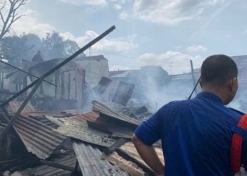 Seorang petugas damkar saat memadamkan api. 