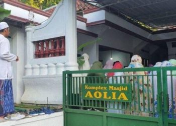 Jemaah Masjid Aolia melaksanakan salat Idulfitri 1 Syawal pada Jumat (5/4), atau lima hari lebih awal dari lebaran umat Islam lainnya yang diprediksi jatuh pada 10 April 2024.