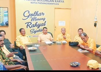Ketua Tim Penjaringan dan Pendaftaran Balon Wali Kota dan Wakil Wali Kota Mulyadi Lubis  saat konferensi pers di Kantor Partai Golkar Padangsidimpuan.