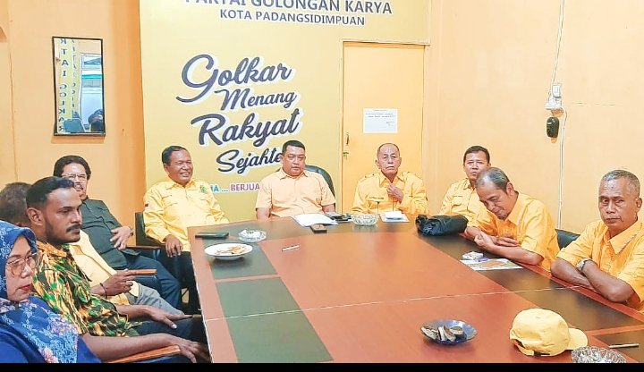 Ketua Tim Penjaringan dan Pendaftaran Balon Wali Kota dan Wakil Wali Kota Mulyadi Lubis  saat konferensi pers di Kantor Partai Golkar Padangsidimpuan.