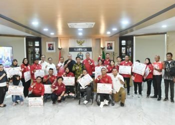 PJ Gubernur Sumatera Utara (Sumut) Hassanudin memberikan bonus kepada para atlet penyandang disabilitas asal Sumut yang berprestasi mengharumkan nama Sumut pada perhelatan olahraga Asean Paragames dan Asia Paragames. Pemberian bonus dilakukan di ruang kerja Gubernur lantai 10 Kantor Gubernur Sumut Jalan Diponegoro No 30 Medan. (Diskominfo Sumut)