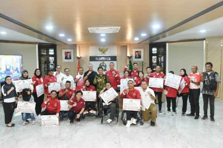 PJ Gubernur Sumatera Utara (Sumut) Hassanudin memberikan bonus kepada para atlet penyandang disabilitas asal Sumut yang berprestasi mengharumkan nama Sumut pada perhelatan olahraga Asean Paragames dan Asia Paragames. Pemberian bonus dilakukan di ruang kerja Gubernur lantai 10 Kantor Gubernur Sumut Jalan Diponegoro No 30 Medan. (Diskominfo Sumut)
