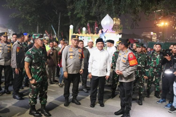 Penjabat (Pj) Gubernur Sumatera Utara (Sumut) Hassanudin bersama Walikota Medan Bobby Nasution Melepas Pawai Kendaraan Takbiran Sambut Malam 1 Syawal 1445 Hijriyah Tahun 2024 di Jalan Pulau Pinang Medan, Selasa (9/4) malam. (Diskominfo Sumut)