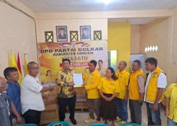 Vandiko Timotius Gultom menyerahkan berkas pendaftaran untuk kembali bertarung sebagai bakal calon bupati di kantor DPD II Partai Golkar Kabupaten Samosir.