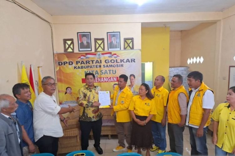 Vandiko Timotius Gultom menyerahkan berkas pendaftaran untuk kembali bertarung sebagai bakal calon bupati di kantor DPD II Partai Golkar Kabupaten Samosir.