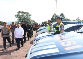 Bupati Tapsel Dolly Pasaribu bersama Kapolres Tapsel AKBP.Yasir Ahmadi memeriksa pasukan operasi ketupat toba tahin 2024. (IST)