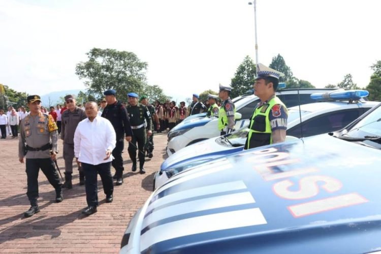 Bupati Tapsel Dolly Pasaribu bersama Kapolres Tapsel AKBP.Yasir Ahmadi memeriksa pasukan operasi ketupat toba tahin 2024. (IST)