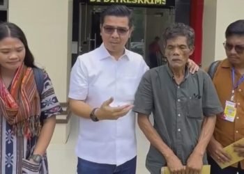 Bane Raja Manalu saat menjemput Sorbatua Siallagan ke Polda Sumut. 