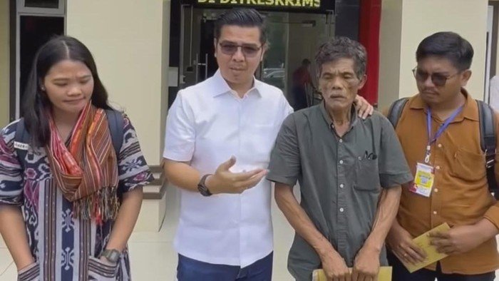 Bane Raja Manalu saat menjemput Sorbatua Siallagan ke Polda Sumut. 