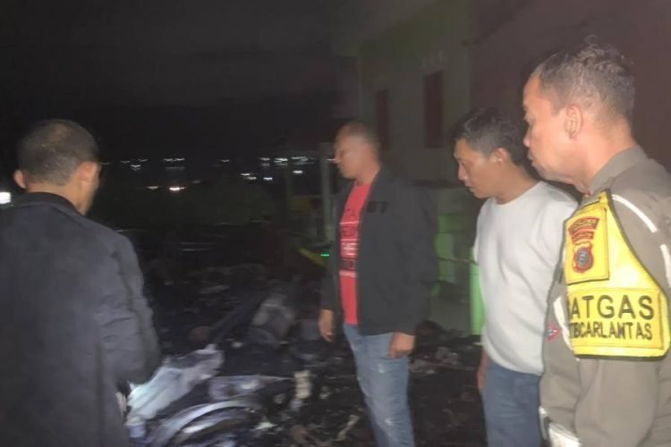 Polres Samosir melakukan penyelidikan Tempat Kejadian Perkara (TKP) kebakaran yang melanda bengkel mobil di Jalan Ronggur Nihuta Desa Pardomuan I, Kecamatan Pangururan.