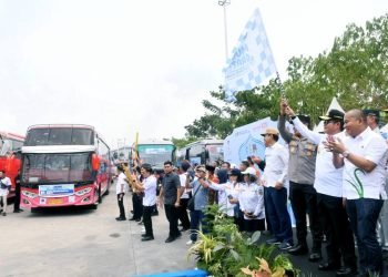 Pj Gubernur Sumut, Hassanudin melepas keberangkatan Bus Mudik Gratis Idulfitri 1445 H di Terminal Amplas, Jalan Panglima Denai, Medan, Sabtu (6/4/2024). Sebanyak 66 Bus diberangkatkan dengan mengangkut 2500 penumpang dengan berbagai tujuan Kabupaten / Kota di Sumut. (Diskominfo Sumut)