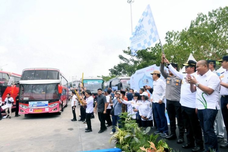 Pj Gubernur Sumut, Hassanudin melepas keberangkatan Bus Mudik Gratis Idulfitri 1445 H di Terminal Amplas, Jalan Panglima Denai, Medan, Sabtu (6/4/2024). Sebanyak 66 Bus diberangkatkan dengan mengangkut 2500 penumpang dengan berbagai tujuan Kabupaten / Kota di Sumut. (Diskominfo Sumut)