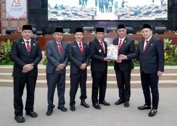 Pj. Gubernur Sumatera Utara (Sumut) Hassanudin menyampaikan  Laporan Keterangan Pertanggungjawaban (LKPJ) Gubernur Akhir Tahun 2023 di hadapan anggota dewan pada Rapat Paripurna di Gedung DPRD Provinsi Sumut Jalan Imam Bonjol Kota Medan, Rabu (17/4).(Diskominfo Provsu)