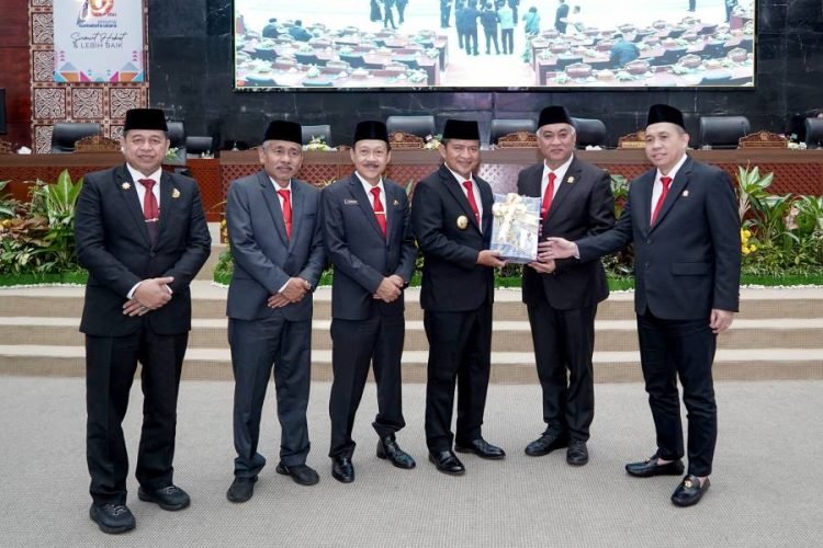 Pj. Gubernur Sumatera Utara (Sumut) Hassanudin menyampaikan  Laporan Keterangan Pertanggungjawaban (LKPJ) Gubernur Akhir Tahun 2023 di hadapan anggota dewan pada Rapat Paripurna di Gedung DPRD Provinsi Sumut Jalan Imam Bonjol Kota Medan, Rabu (17/4).(Diskominfo Provsu)