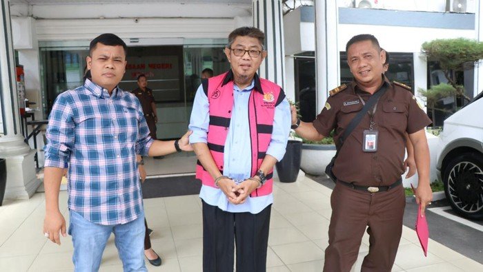 Kejari Medan menahan mantan Direktur Utama RSUP Adam Malik, Bambang Prabowo. 